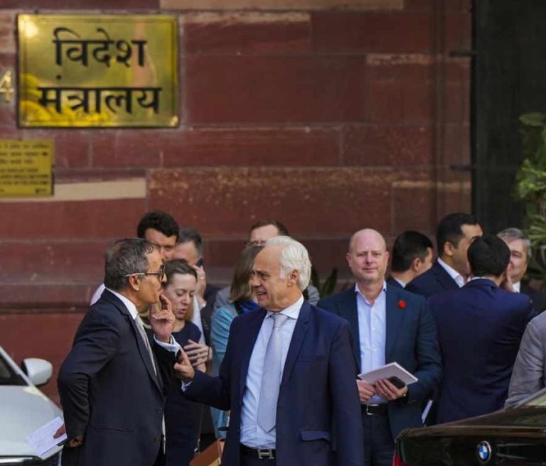 भारत-पाक तनाव के बीच नई दिल्ली ने दुनिया भर के राजनयिकों के साथ विचार-विमर्श किया! अमेरिका, चीन और रूस भी सामने आए