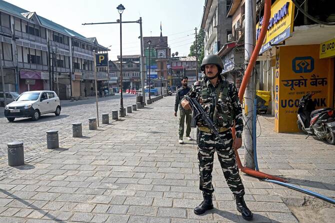 भारत और पाकिस्तान के बीच सैन्य टकराव की आशंका बढ़ने के साथ ही आरोप-प्रत्यारोप का दौर जारी है।