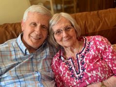 91 वर्षीय पति ने पागलपन से पीड़ित पत्नी के लिए गाना गाया