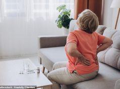 जीपी ने पुराने दर्द को प्रबंधित करने के आठ तरीके साझा किए हैं, जो लाखों ब्रितानियों के जीवन को अंधकारमय बना देता है… दर्द निवारक दवाएं लिए बिना