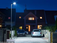 रात में प्रकाश प्रदूषण से घातक हृदय रोग विकसित होने का खतरा बढ़ जाता है – जिसमें सोने से पहले अपने फोन पर स्क्रॉल करना भी शामिल है