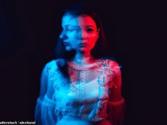 वैज्ञानिकों ने पता लगाया है कि विशिष्ट रंग के मनोरोगी पक्षपात के लिए कठोर होते हैं