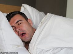 हममें से आधे लोग नाक से नहीं बल्कि मुंह से सांस लेते हैं – और इससे मोटापा, हृदय संबंधी समस्याएं और सांसों की दुर्गंध का खतरा बढ़ जाता है। अब डॉक्टर बताते हैं कि कैसे पता करें कि आप ऐसा करते हैं… और रोकने के आसान तरीके