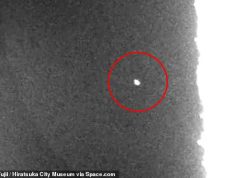 चंद्रमा पर रहस्यमयी चमक से अज्ञात आगंतुकों के बारे में अटकलें तेज हो गई हैं