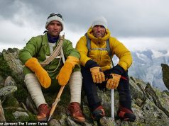 अब इसे आप अतीत का विस्फोट कहते हैं! ब्रिटिश जुड़वां खोजकर्ताओं ने जॉर्ज मैलोरी की 1920 के दशक की एवरेस्ट किट का परीक्षण किया – इसे पहनकर हिमालय पर्वत पर चढ़ाई की
