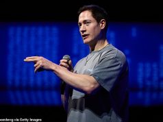 बायोहैकर ब्रायन जॉनसन ने बताया कि वाइन पीना बेहतर है या सोडा