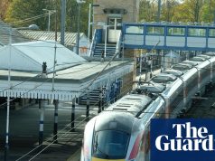 कैम्ब्रिजशायर ट्रेन में छुरा घोंपना: ‘वीर’ रेल स्टाफ सदस्य हमलावर से निपटने के बाद जीवन के लिए संघर्ष कर रहा है | कैम्ब्रिजशायर