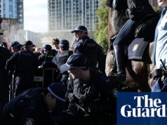 पुलिस और प्रदर्शनकारियों दोनों का दावा है कि सिडनी हथियार एक्सपो के बाहर काली मिर्च स्प्रे तैनात कर उन पर हमला किया गया सिडनी