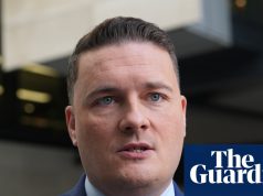 स्ट्रीटिंग का कहना है कि एनएचएस स्टाफ को 70 और 80 के दशक के ‘बदसूरत’ नस्लवाद का खामियाजा भुगतना पड़ रहा है | एन एच एस