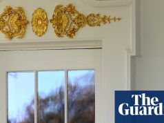 ओवल ऑफिस के बाहर ट्रम्प का सोने का चिन्ह प्रतिक्रिया का संकेत देता है | डोनाल्ड ट्रंप