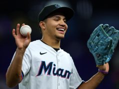 मियामी मार्लिंस का रूकी जेवियर सोनोजा एक गोल्ड ग्लोवर हर जगह बज रहा है