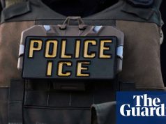 वीडियो में गिरफ़्तारी के दौरान बेहोश आदमी को बच्चे को पकड़े हुए दिखाने के बाद ICE को तीखी प्रतिक्रिया का सामना करना पड़ रहा है | आईसीई (अमेरिकी आव्रजन और सीमा शुल्क प्रवर्तन)