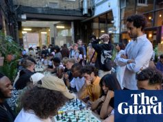 कॉकटेल और चेकमेट्स: युवा ब्रितानी शतरंज को एक नया जीवन दे रहे हैं | शतरंज