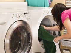 यूके के परिवारों से टम्बल ड्रायर्स में बर्फ के टुकड़े डालने का आग्रह किया गया – फिर कभी इस्त्री की आवश्यकता नहीं पड़ेगी