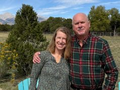 ग्रामीण शहर में ले जाया गया जो पर्यटकों से भरा हुआ है; इसमें बहुत सारी कमियाँ हैं