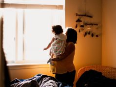 मेरे पिताजी के निधन के बाद, मेरी माँ मेरे साथ रहने लगीं – इसने सब कुछ बदल दिया