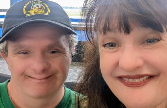 डाउन सिंड्रोम से पीड़ित मेरा भाई हाल ही में मेरा घर का साथी बन गया