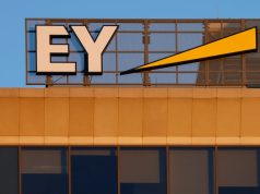 EY कर्मचारी यह जानने के लिए AI का उपयोग कर रहे हैं कि उनकी नौकरियां कैसे बदलेंगी