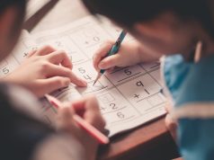 होमस्कूल, पब्लिक और प्राइवेट के बीच स्विच करने से मेरी पेरेंटिंग को आकार मिला