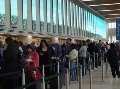 सरकारी शटडाउन उड़ान में कटौती: एयरलाइंस यात्रियों को क्या बता रही हैं