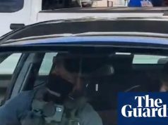 पिता की गिरफ्तारी के बाद सशस्त्र अमेरिकी आव्रजन एजेंट बच्चे को लेकर चले गए | अमेरिकी आप्रवासन