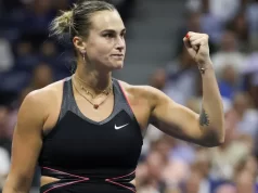 आर्यना सबालेंका सेक्सी ब्रा, ब्लेज़र फिट में नंबर 1 डब्ल्यूटीए ट्रॉफी के साथ पोज देती हुईं