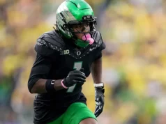 डकोरियन मूर की चोट संबंधी अद्यतन: ओरेगॉन शीर्ष WR आयोवा बनाम खेल से पहले बाहर हो गया