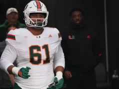 मियामी के 335 पाउंड के ओटी फ्रांसिस माउइगोआ ने टीडी बनाम सिरैक्यूज़ के लिए 13 गज की दूरी से दौड़ते हुए लेटरल कैच किया