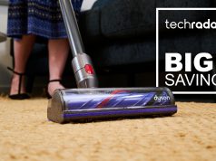 अल्ट्रा-लाइट डायसन V9 कॉर्डलेस वैक्यूम की कीमत आधी से भी कम हो गई है, और अभी तक ब्लैक फ्राइडे भी नहीं हुआ है