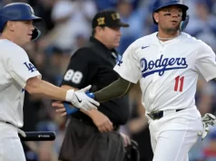 वर्ल्ड सीरीज़ गेम 7 में एक पिता और पुत्र ने डोजर्स के मिगुएल रोजास और विल स्मिथ को होम रन में पकड़ा