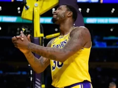 लेकर्स बनाम स्पर्स के अंतिम सेकंड में मार्कस स्मार्ट ने लाइन पार करते हुए भयानक गलती की