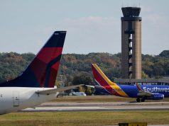 एफएए का कहना है कि शटडाउन के कारण वह शुक्रवार से प्रतिदिन हजारों उड़ानों में कटौती करेगा