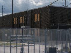 न्यायाधीश ब्रॉडव्यू आईसीई सुविधा के अंदर शर्तों को निर्धारित करते हुए अस्थायी निरोधक आदेश जारी करता है