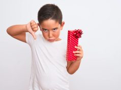 मेरी बहन सस्ती है और मेरे बच्चों के लिए भयानक उपहार खरीदती रहती है