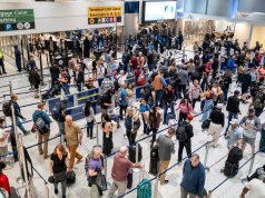 शटडाउन जारी रहने के कारण एयरलाइंस ने शुक्रवार को सैकड़ों उड़ानें रद्द कर दीं