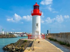 अधिकारियों का कहना है कि फ्रांस के ओलेरॉन द्वीप के निवासी ने कथित तौर पर पैदल चल रहे लोगों पर कार चढ़ा दी, जिससे 10 लोग घायल हो गए