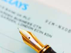 अपराधी चेक चुराने के नए-नए तरीके ढूंढते रहते हैं। यहां बताया गया है कि अगला शिकार बनने से कैसे बचा जाए