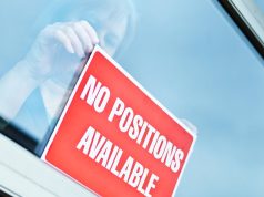 छँटनी बढ़ने के बावजूद कॉर्पोरेट मुनाफ़ा बढ़ रहा है। अर्थशास्त्री इसे “रोज़गार विहीन उछाल” कहते हैं।