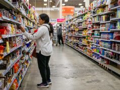 अधिकांश अमेरिकियों का कहना है कि टैरिफ ने उनके परिवार की वित्तीय स्थिति को नुकसान पहुंचाया है, वे किराने का सामान और उपयोगिताओं पर अधिक खर्च कर रहे हैं: सर्वेक्षण