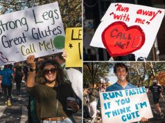 अकेली महिला अपना फ़ोन नंबर NYC मैराथन साइन पर लिखती है