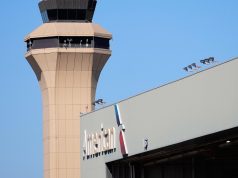 अमेरिकन एयरलाइंस ने अपने टेक्सास मुख्यालय में प्रबंधन में कटौती की घोषणा की